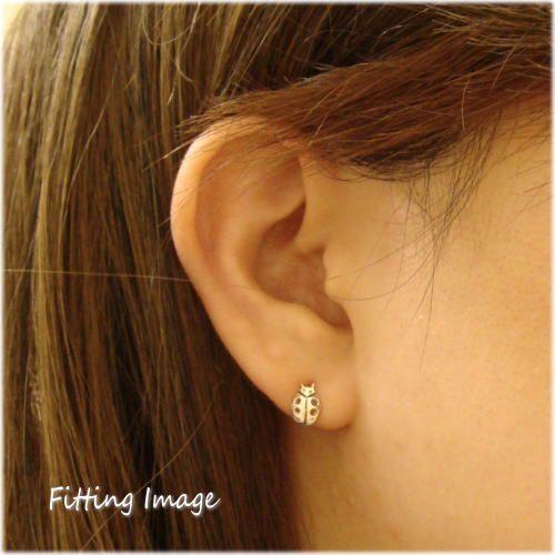 シルバーピアス 4つの穴が模様になっているテントウムシのスタッド