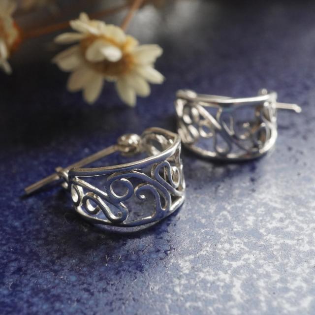 シルバーピアス 模様 オシャレ フープピアス ワイヤー クロッシング