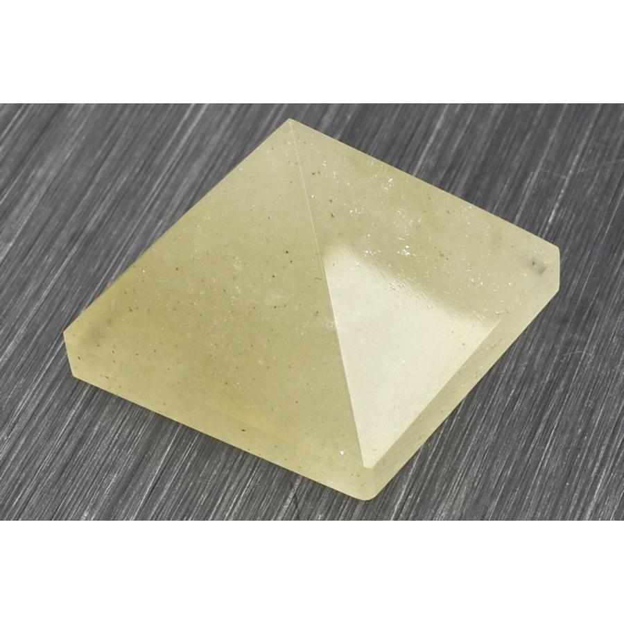 希少☆リビアングラス ピラミッド型 1点物】宇宙の神秘 リビアングラス 27x27x20mm ピラミッド 置物