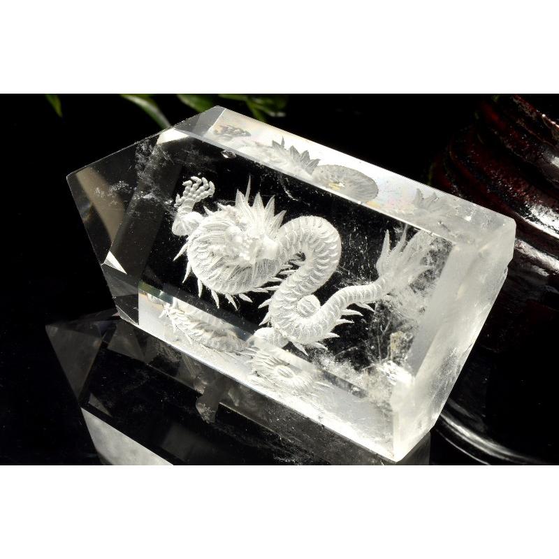 1点物】繊細彫刻 水晶クリスタルクォーツ 38x24x67mm 青龍内彫り 木製