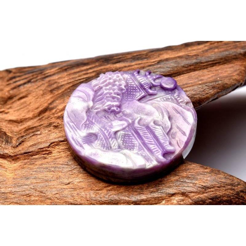 1点物】5A級☆繊細彫刻 スギライト（杉石） 26mm 風景彫刻 ルース