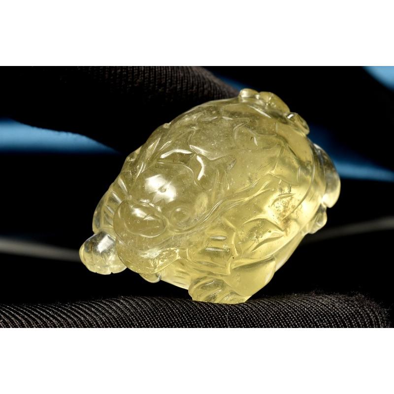 リビアングラス　龍亀(ロングイ) 1点物】AAA+☆繊細彫刻 リビアングラス 34x26mm 龍亀 置物 _PC8709