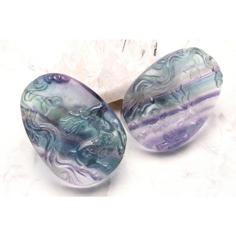 蛍石彫刻 フローライト 46x33mm 鹿彫刻 (トップ穴あき) ルース_PR3324