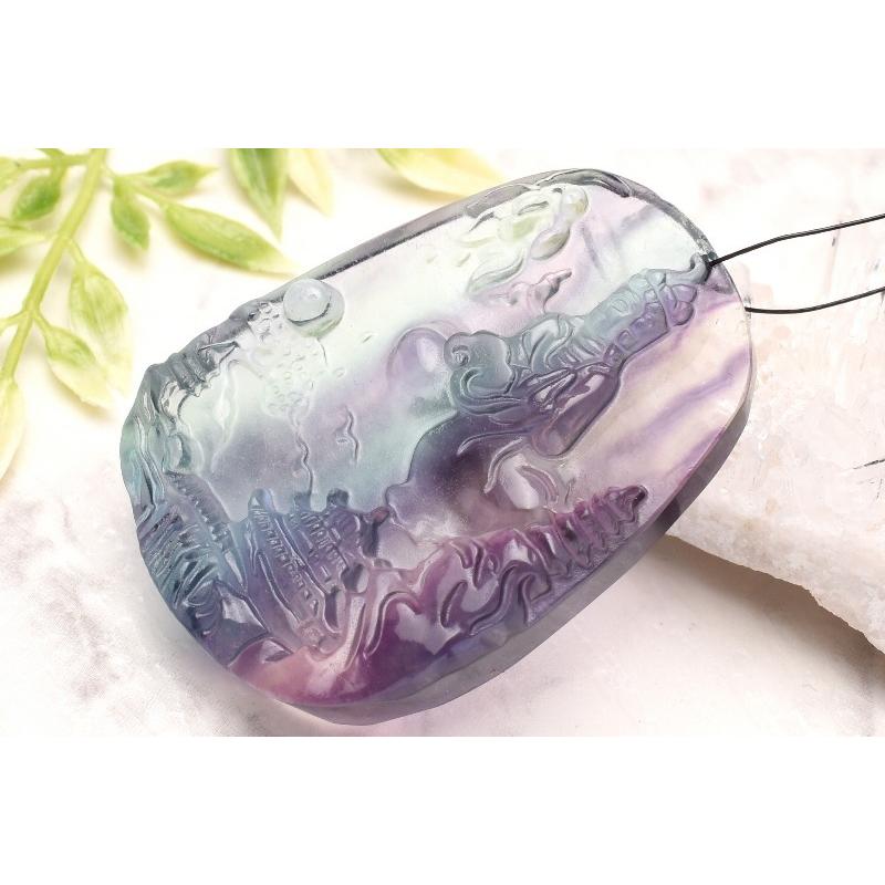 蛍石彫刻 フローライト 56-58x44-45mm 観音彫刻 (トップ穴あき) ルース