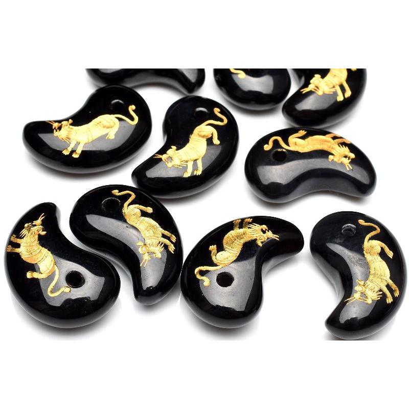 お守りに オニキス 30-31x19-20mm 勾玉 金彫り 白虎 ルース 1個売り