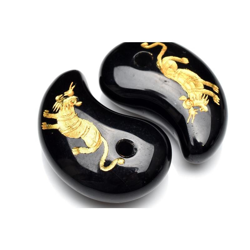 お守りに オニキス 30-31x19-20mm 勾玉 金彫り 白虎 ルース 1個売り