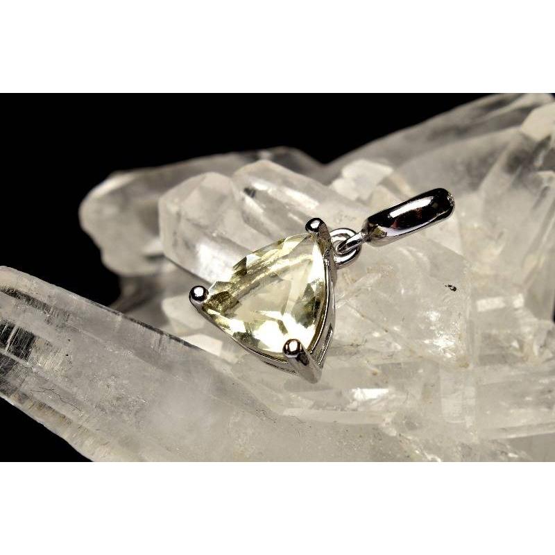 Silver925◇宝石質 リビアングラス 8x8mm トライアングルカット