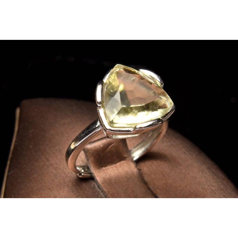 Silver925◇宝石質 リビアングラス 12x12mm トライアングルカット 指輪