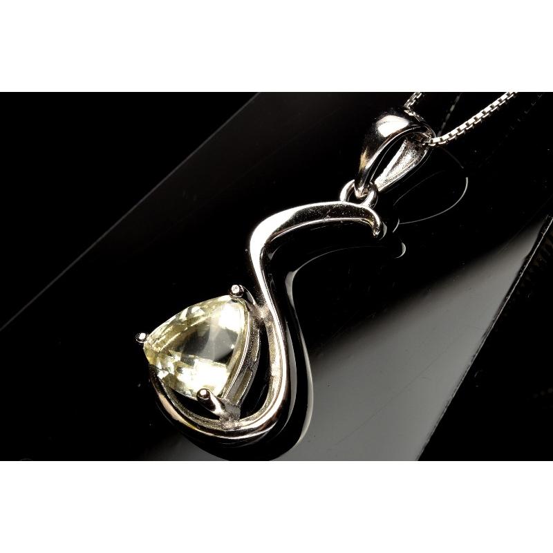 Silver925◇宝石質 リビアングラス 8x8mm トライアングル ペンダント 