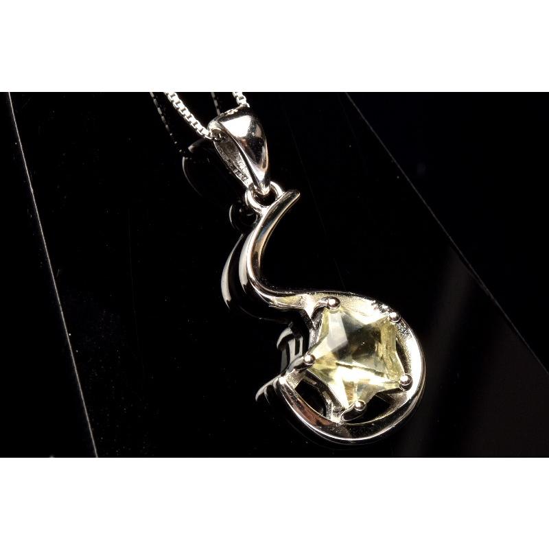 Silver925◇宝石質 リビアングラス 8x8mm 星型スター ペンダント