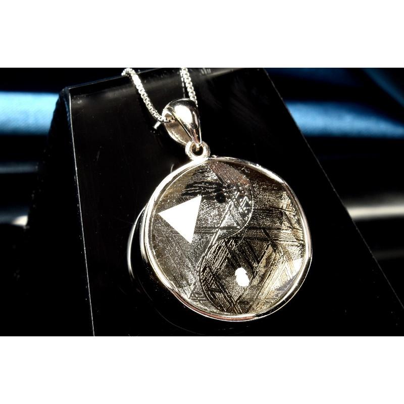 スウェーデン産ギベオン(メテオライト隕石)　18mm　陰陽太極図ペンダントトップ スウェーデン産Silver925◇ ギベオン(メテオライト隕石) 18mm シルバー