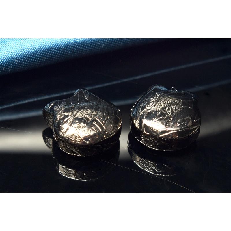 アルタイ隕石(メテオライト) 10x10mm 猫(貫通穴) ブラックコーティング