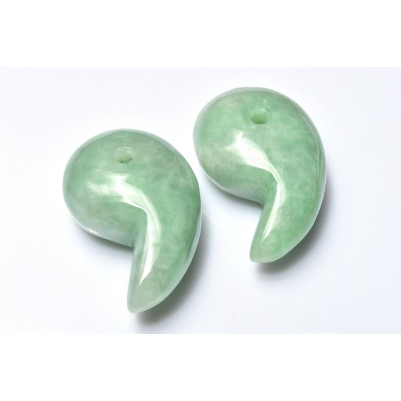 高発色 翡翠(ジェダイト) 19-20x30-32mm 勾玉(トップ穴) ルース 1個
