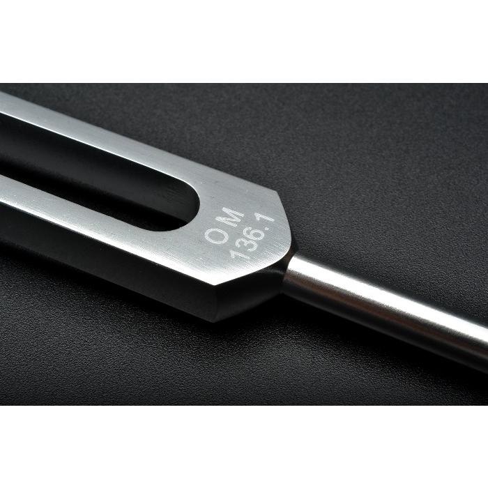 クリスタルチューナー 音叉 136.1Hz(バチ付き) R5379-3 : ラトリエ