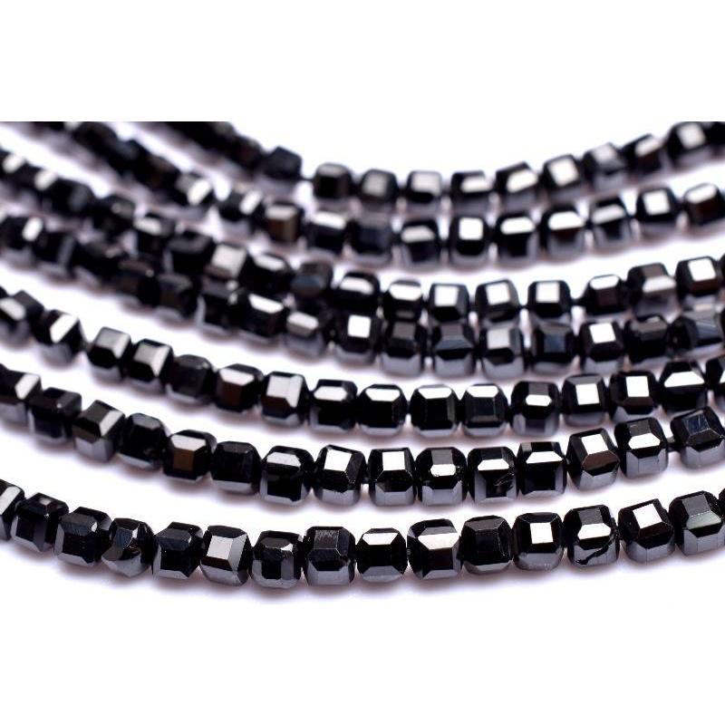 素晴らしい輝き！ ブラックスピネル 2x2mm キューブカット 1連（約