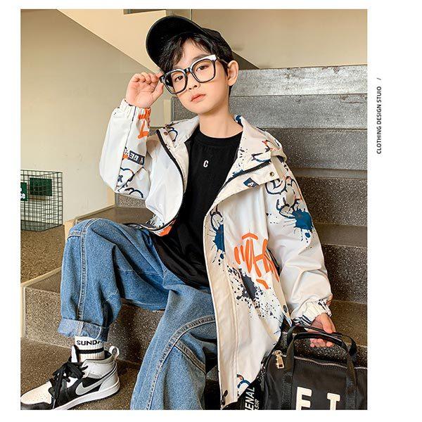 おトク ベビー服 シューズ ブルゾン アウター 上着 羽織り 白 黒 海外子供服 小学生 中学生 子供服 フード付きジャケット 春 薄手 長袖 ジャケット 原宿系 おしゃれ かっこいい ブラック ホワイト アメカジ キャラクター 総柄 フード 男の子 ジャンパー