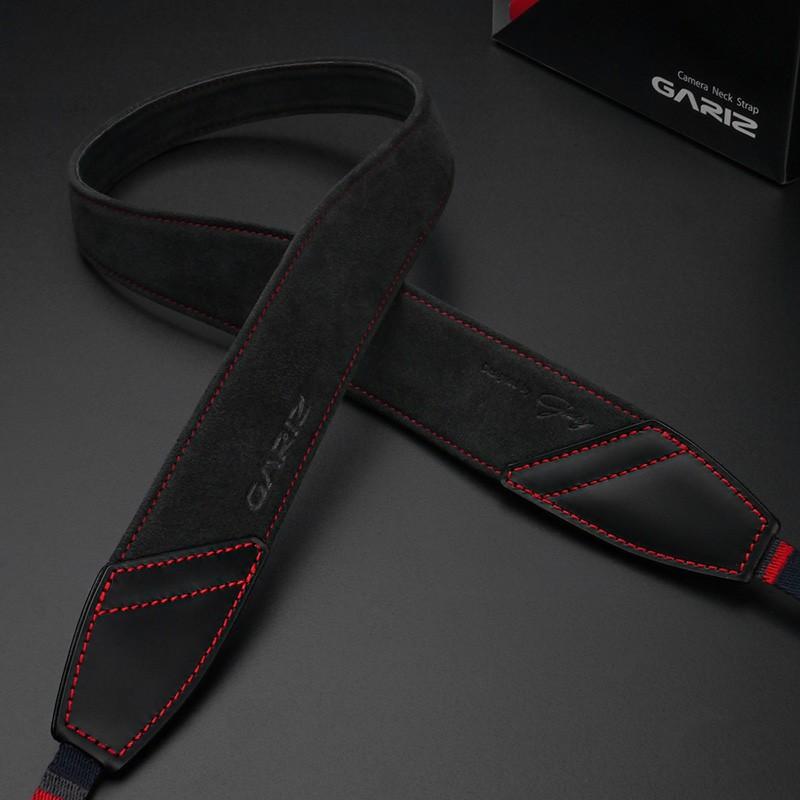 GARIZ/ゲリズ Alcantara カメラネックストラップ　AT-DSLCGR Ergonomic Camera Neckstrap　チャコールグレー/レッドステッチ