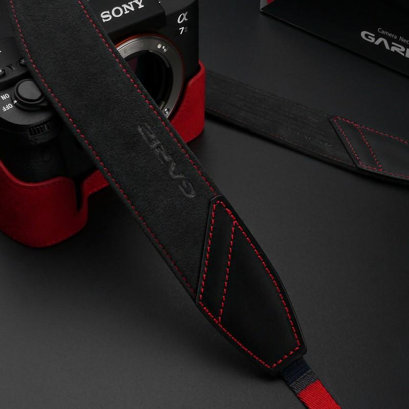 GARIZ/ゲリズ Alcantara カメラネックストラップ　AT-DSLCGR Ergonomic Camera Neckstrap　チャコールグレー/レッドステッチ