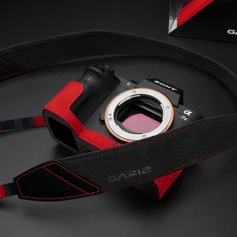 GARIZ/ゲリズ Alcantara カメラネックストラップ　AT-DSLCGR Ergonomic Camera Neckstrap　チャコールグレー/レッドステッチ