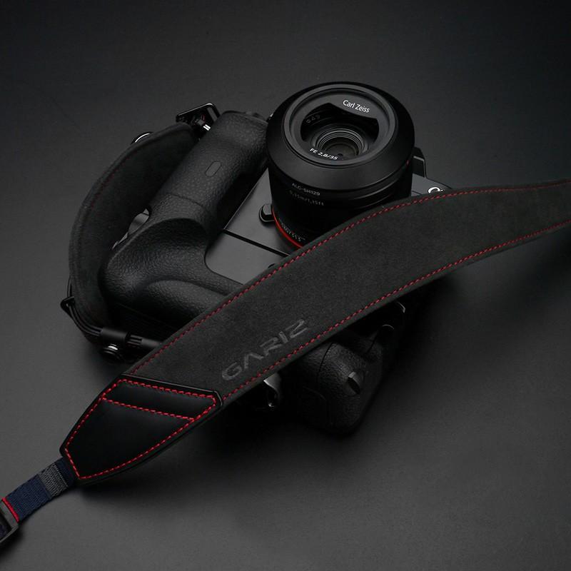 GARIZ/ゲリズ Alcantara カメラネックストラップ＆カメラグリップ AT-NFCGR Handgrip + Plate + Neckstrap　チャコールグレー/レッドステッチ_4