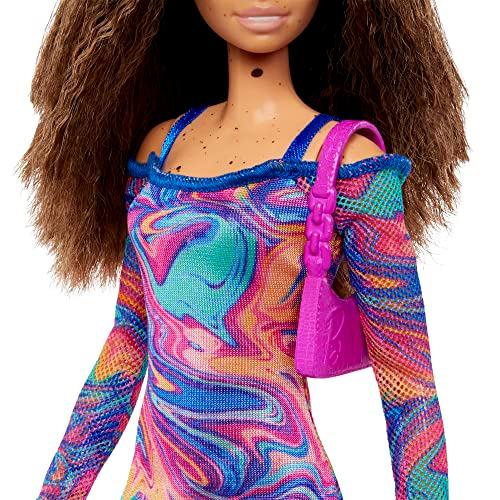 激安販促品 Barbie Fashionistas Doll #206 with Crimped Hair and Freckles， Wearing Rainbow Marble-Print Dress with Green Mules and Purse