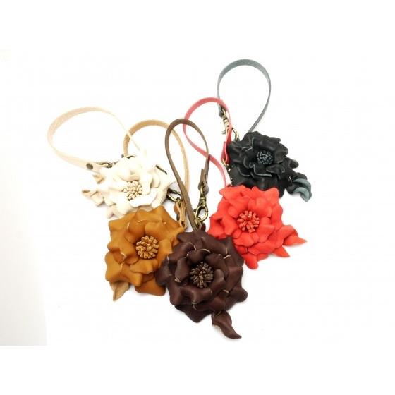 完成品 ツイストフラワーシリーズ 革ひも付きバッグチャーム 全5色 花の直径6 5cm 1ヶ メール便対応 ぱれっと レザークラフト完成品 Pitem059 レザークラフト材料専門店ぱれっと 通販 Yahoo ショッピング