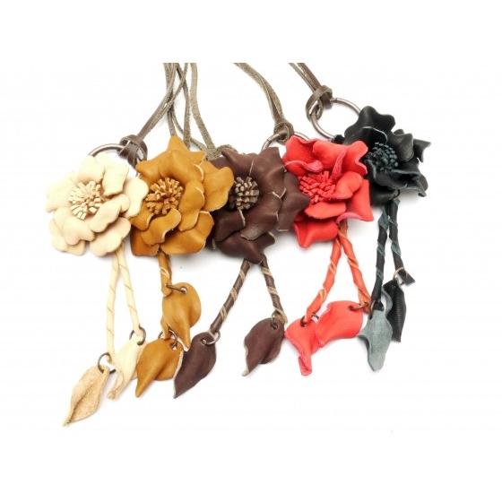 完成品 ツイストフラワーシリーズ ペンダント 全5色 花の直径5cm 1ヶ メール便対応 ぱれっと レザークラフト完成品 Pitem060 レザークラフト材料専門店ぱれっと 通販 Yahoo ショッピング