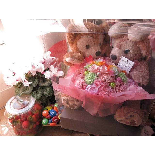 ダッフィーのぬいぐるみ付きプリザーブドフラワーアレンジメント ダッフィー ぬいぐるみ付き 花束風ギフト ダッフィーがお花を抱えた