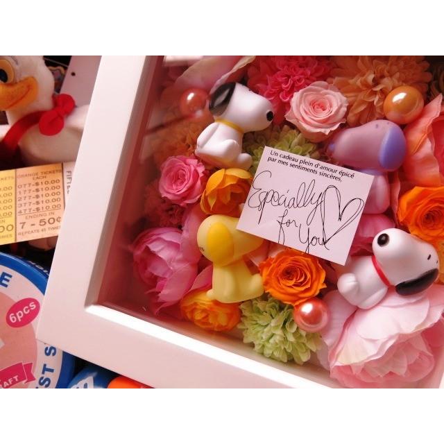 送別 花束 アレンジメント 退職祝 スヌーピー 花 プレゼント 額 壁掛け ガラスケース カラフルスヌーピー4 Kabe Snoopy4 Rose4 005 花 ガーデニング フラワーガーデンリーブス プリザーブドフラワー入り ギフト カラフルスヌーピー4
