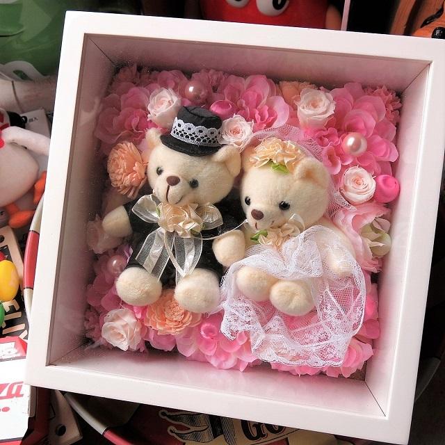 結婚祝い ウェディングベア入り 花 プレゼント 額 壁掛け ガラスケース入り ウェディングベア プリザーブドフラワー入りギフト 25 25 Kabe 25 25 Webear Minip5 002 フラワーガーデンリーブス 通販 Yahoo ショッピング