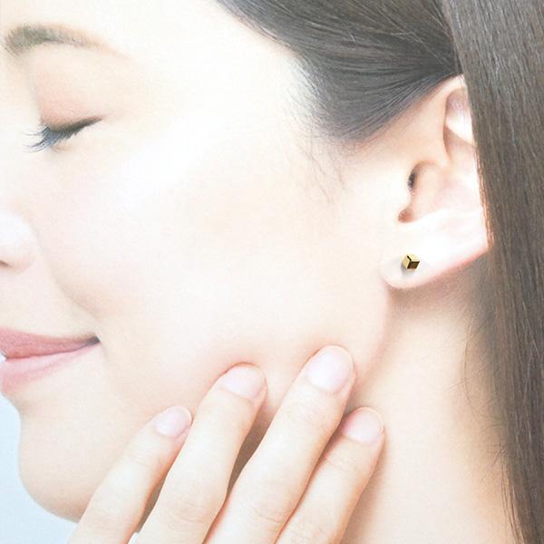 18金 キューブ ピアス 四角 小さめ スタッドピアス 立方体 キャッチ付