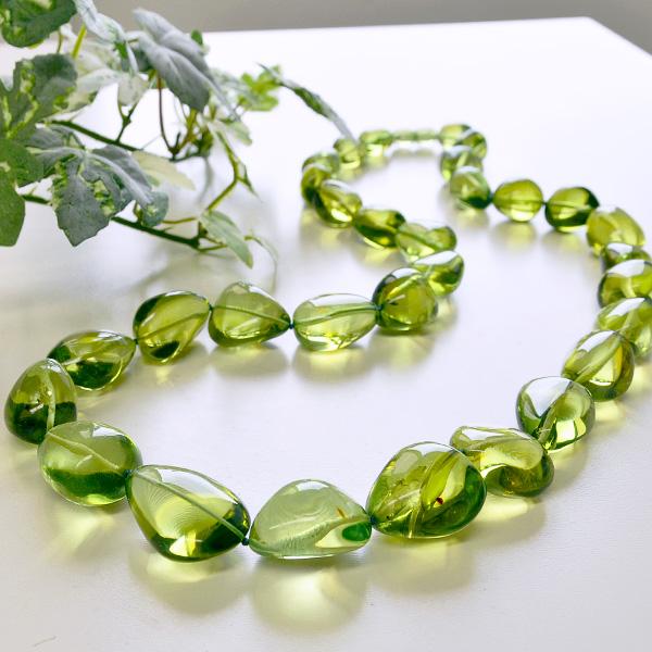 グリーンアンバーロングネックレス 存在感抜群 うるうる大粒 リトアニア産琥珀