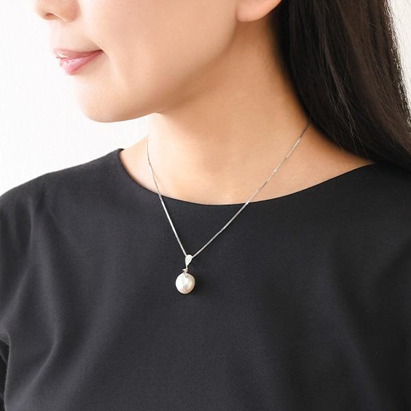 シルバー、エメラルド、芥子パールペンダント、真ん中は本真珠。 キラキラ光ります♪ 12mm バロックパール ペンダントトップ てらてらシャボン玉カラー大珠