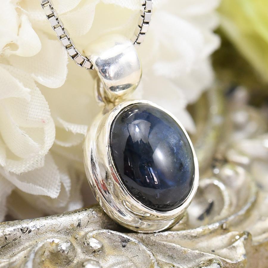 スターサファイア ペンダントトップ 光の下で現れる美しいスター効果