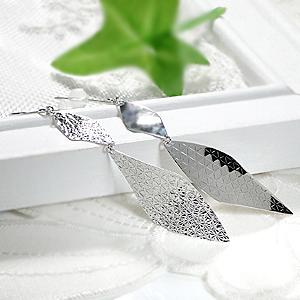 K18 YG WG テクスチャ− プレート ピアス 送料無料 18金 ゴールド 人気 可愛い 揺れる プレゼント オシャレ フック 大ぶり 地金 個性的 菱形モチーフ ALH-0026の画像