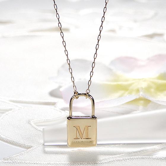 K18YG イニシャル 南京錠 ネックレス 送料無料 ネックレス 人気 アルファベット トレンド プレゼント 18K １８金 頭文字 鍵 カギ 地金 ゴールド 両吊り ALH-0372の画像