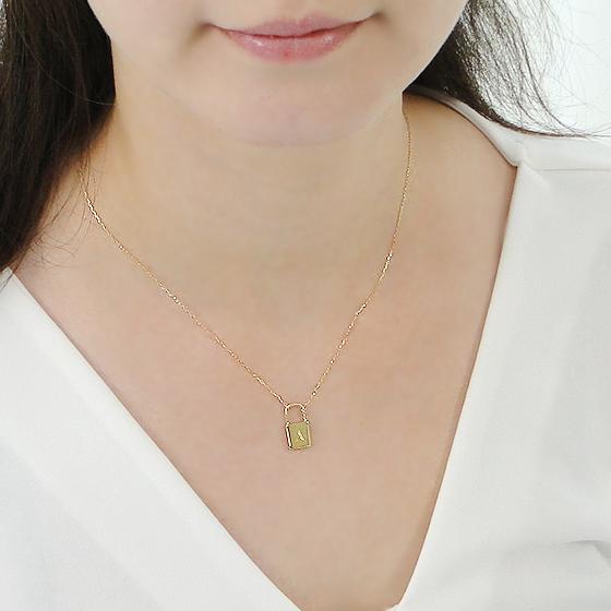 K18YG イニシャル 南京錠 ネックレス 送料無料 ネックレス 人気 アルファベット トレンド プレゼント 18K １８金 頭文字 鍵 カギ 地金 ゴールド 両吊り ALH-0372の画像