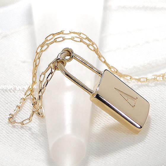 K18YG イニシャル 南京錠 ネックレス 送料無料 ネックレス 人気 アルファベット トレンド プレゼント 18K １８金 頭文字 鍵 カギ 地金 ゴールド 両吊り ALH-0372の画像