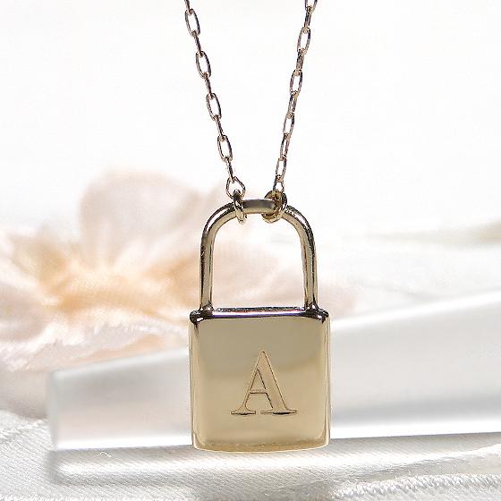 K18YG イニシャル 南京錠 ネックレス 送料無料 ネックレス 人気 アルファベット トレンド プレゼント 18K １８金 頭文字 鍵 カギ 地金 ゴールド 両吊り ALH-0372の画像