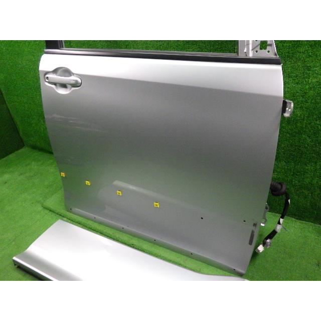 ノア DBA-ZRR85W 右FドアASSY 1F7 銀   67001-28260  8393 | NOAH | 02