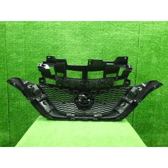 ノート DAA-HE12 ラジエータグリル カメラ付/メッキ/洗車傷程度♪ 62310-5WK6B  8518 | ノート | 04