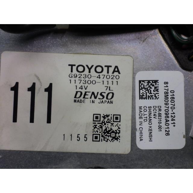 プリウス DAA-ZVW30     HV用電動ファンモーター G9230-47020  9130 | プリウス | 04