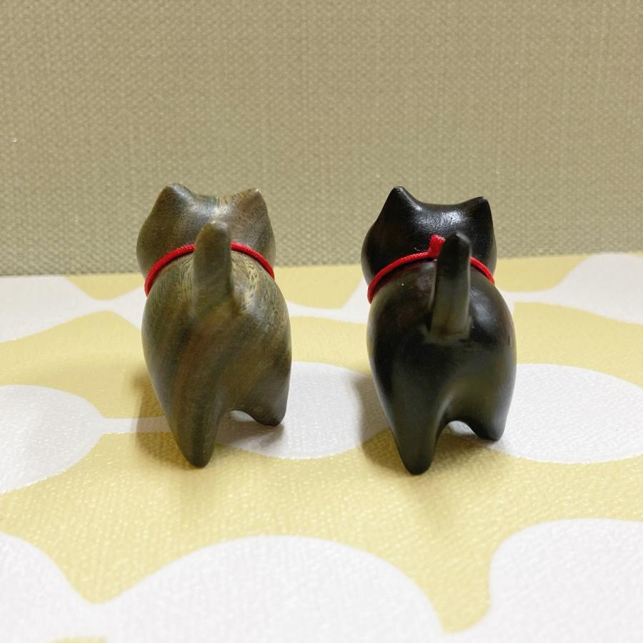 ネコ 置物 】 三毛猫 手作り 木彫り サンダルウッド ビャクダン 木製