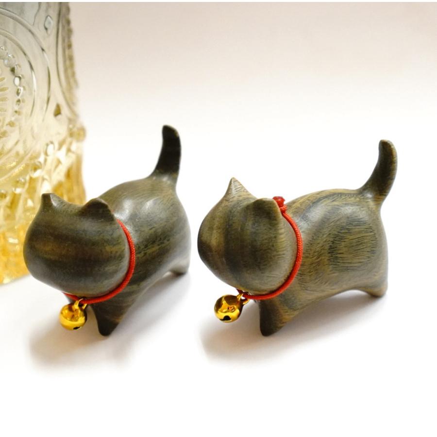 ネコ 置物 】 三毛猫 手作り 木彫り サンダルウッド ビャクダン 木製