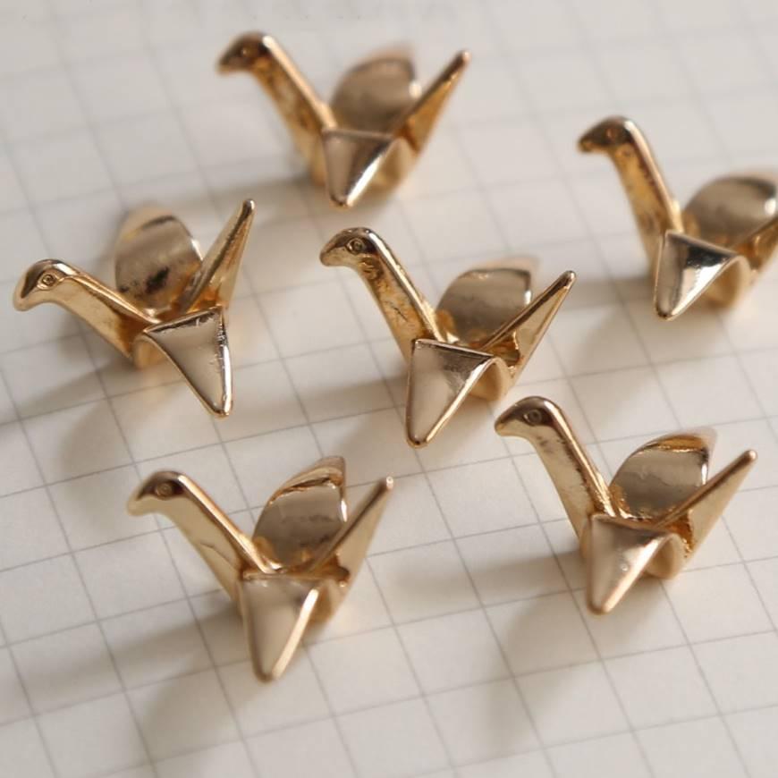 モチーフ金具 千羽鶴 1個入り ゴールド バインダーなどのしおりに便利
