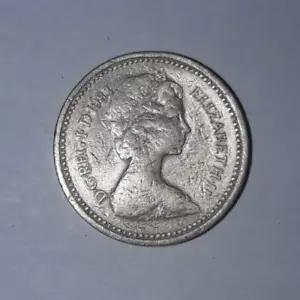 1983 年女王エリザベス 2 世の 1 ポンド硬貨の裏返しエラー : WORLDRE