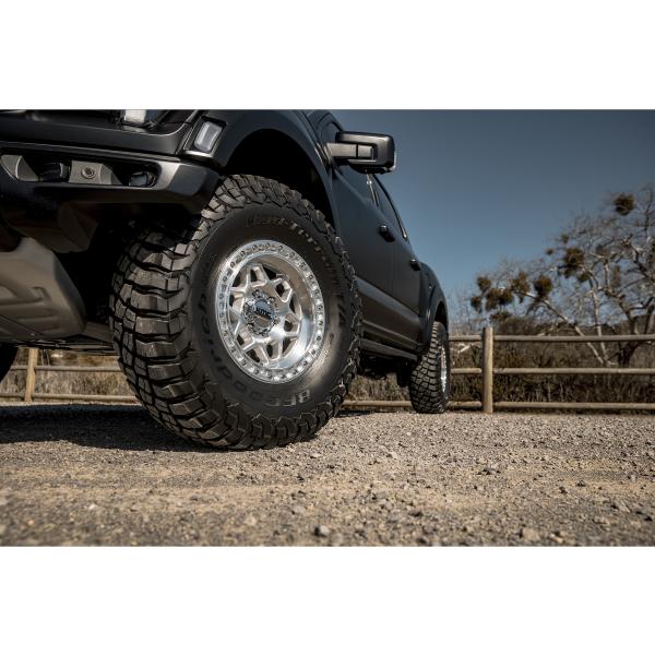2025モデル チューナー設定 マシーン KMC KM553 TORX 8.5J 17in IS±0 139.7 プラド ハイラックス FJ オーバーフェンダー車の画像