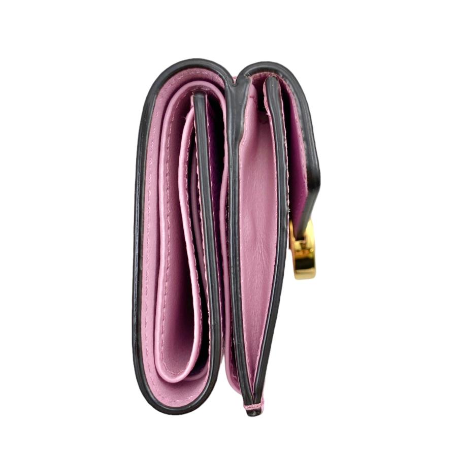ピンクの猫【希少デザイン】FENDI フェンディ 腕時計 レッド ブラック FENDI フェンディ 8M0395 A18B カーフ 三つ折り財布 コンパクト
