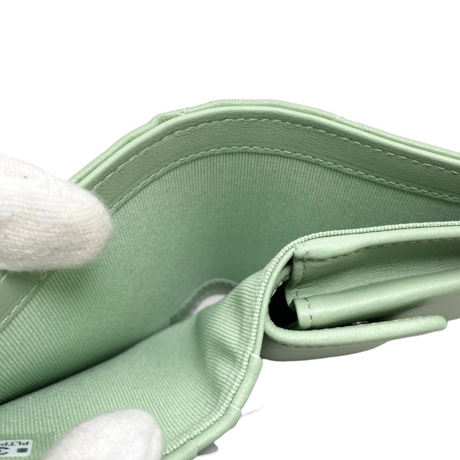 CHANEL 二つ折り財布 ライトグリーン CHANEL ライトグリーン 二つ折り財布