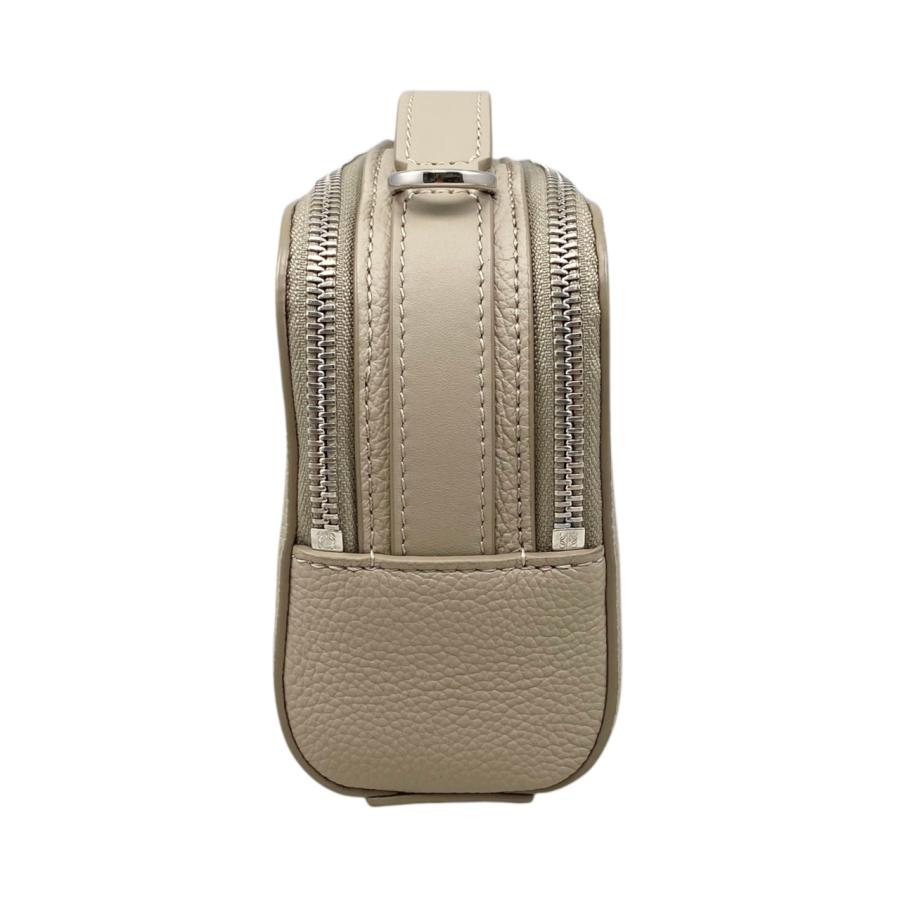 良品　ロエベ　ショルダーバッグ　カメラバッグ　アナグラム　型押しロゴ　ブラウン LOEWE - 良品 ロエベ ショルダーバッグ カメラバッグ アナグラム 型